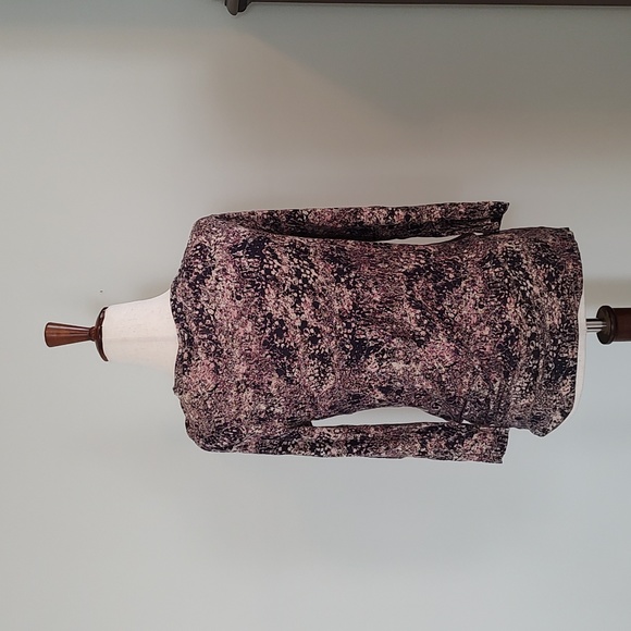 Daisy Fuentes wrap style stretchy top and black and cream, medium - Picture 2 of 6